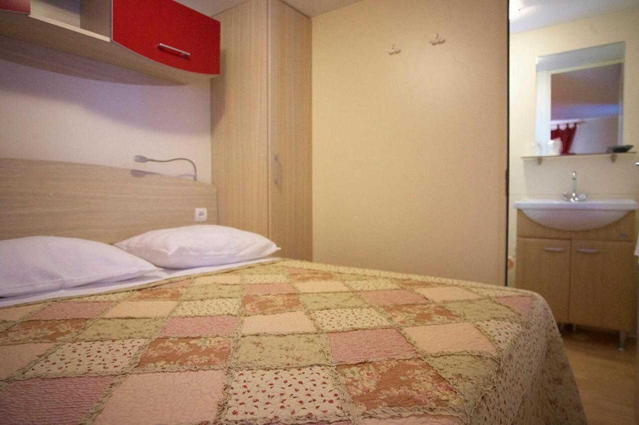 Hotel Pansion Zlatna Ribica Brodarica  Exterior foto